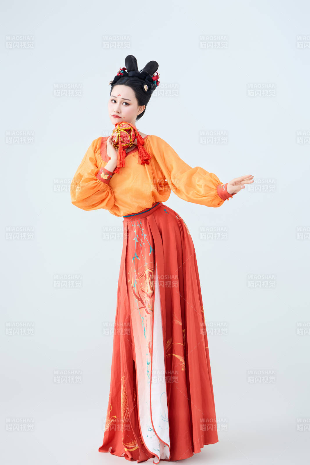 穿着古代唐朝服饰妆造表演古典舞的美丽舞者