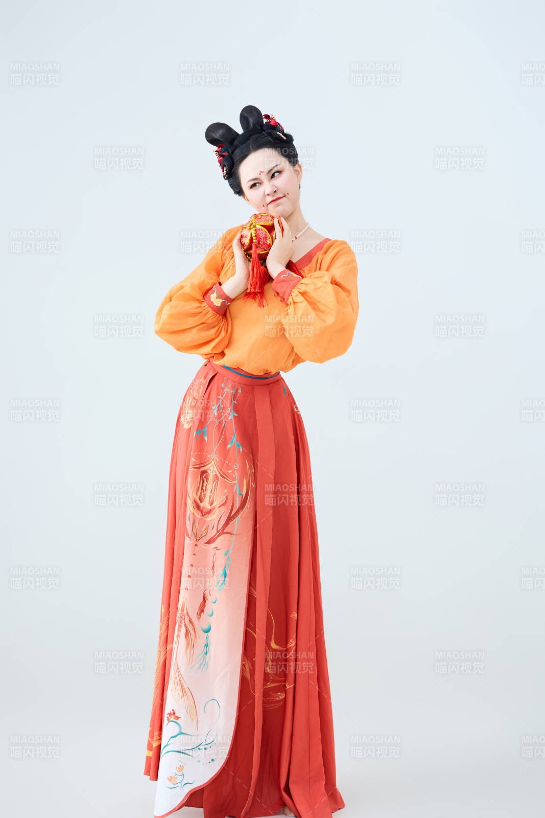 穿着古代唐朝服饰妆造表演古典舞的美丽舞者