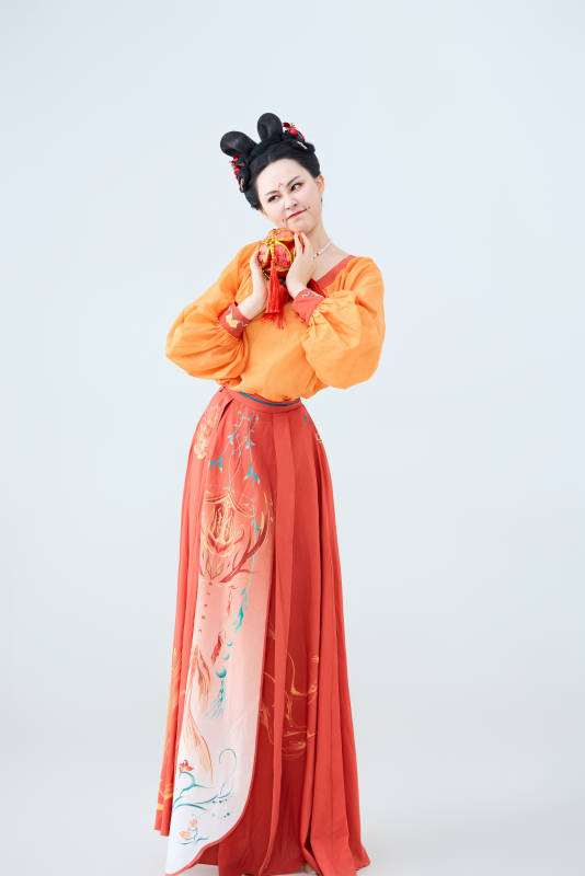 穿着古代唐朝服饰妆造表演古典舞的美丽舞者