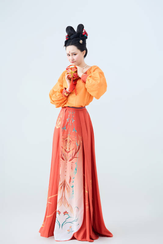 穿着古代唐朝服饰妆造表演古典舞的美丽舞者