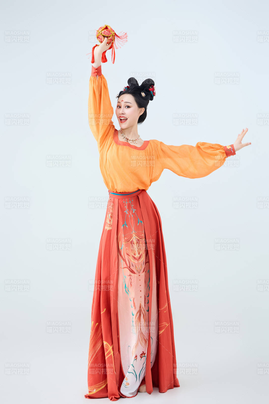 穿着古代唐朝服饰妆造表演古典舞的美丽舞者