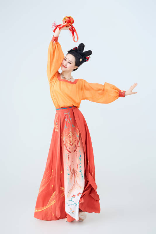 穿着古代唐朝服饰妆造表演古典舞的美丽舞者