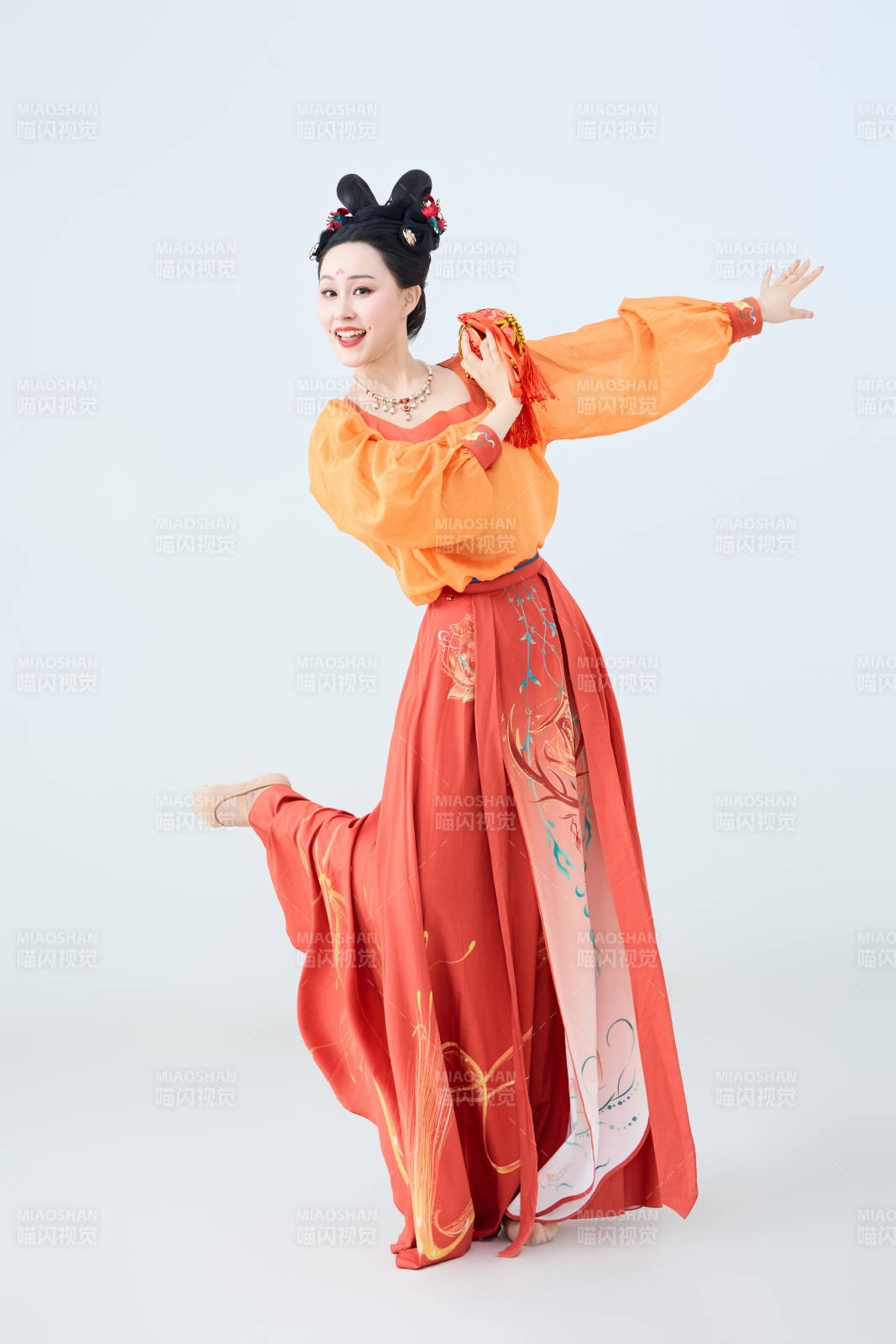 穿著古代唐朝服飾妝造表演古典舞的美麗舞者