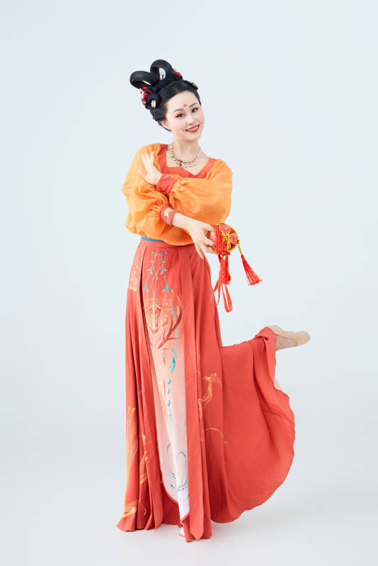 穿着古代唐朝服饰妆造表演古典舞的美丽舞者