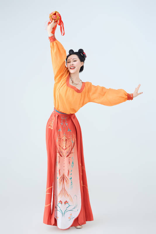 穿着古代唐朝服饰妆造表演古典舞的美丽舞者