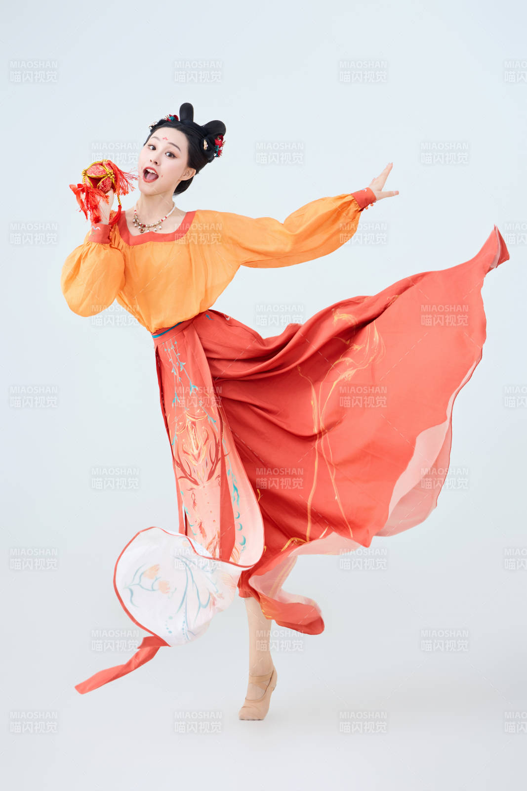 穿著古代唐朝服飾妝造表演古典舞的美麗舞者