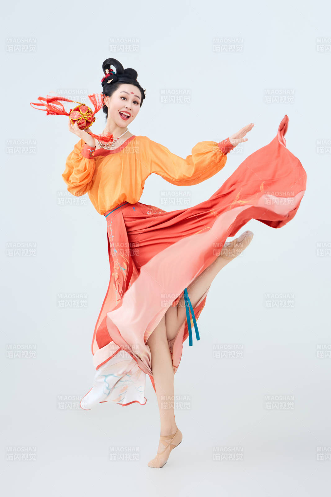 穿着古代唐朝服饰妆造表演古典舞的美丽舞者