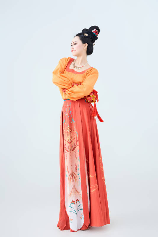 穿着古代唐朝服饰妆造表演古典舞的美丽舞者