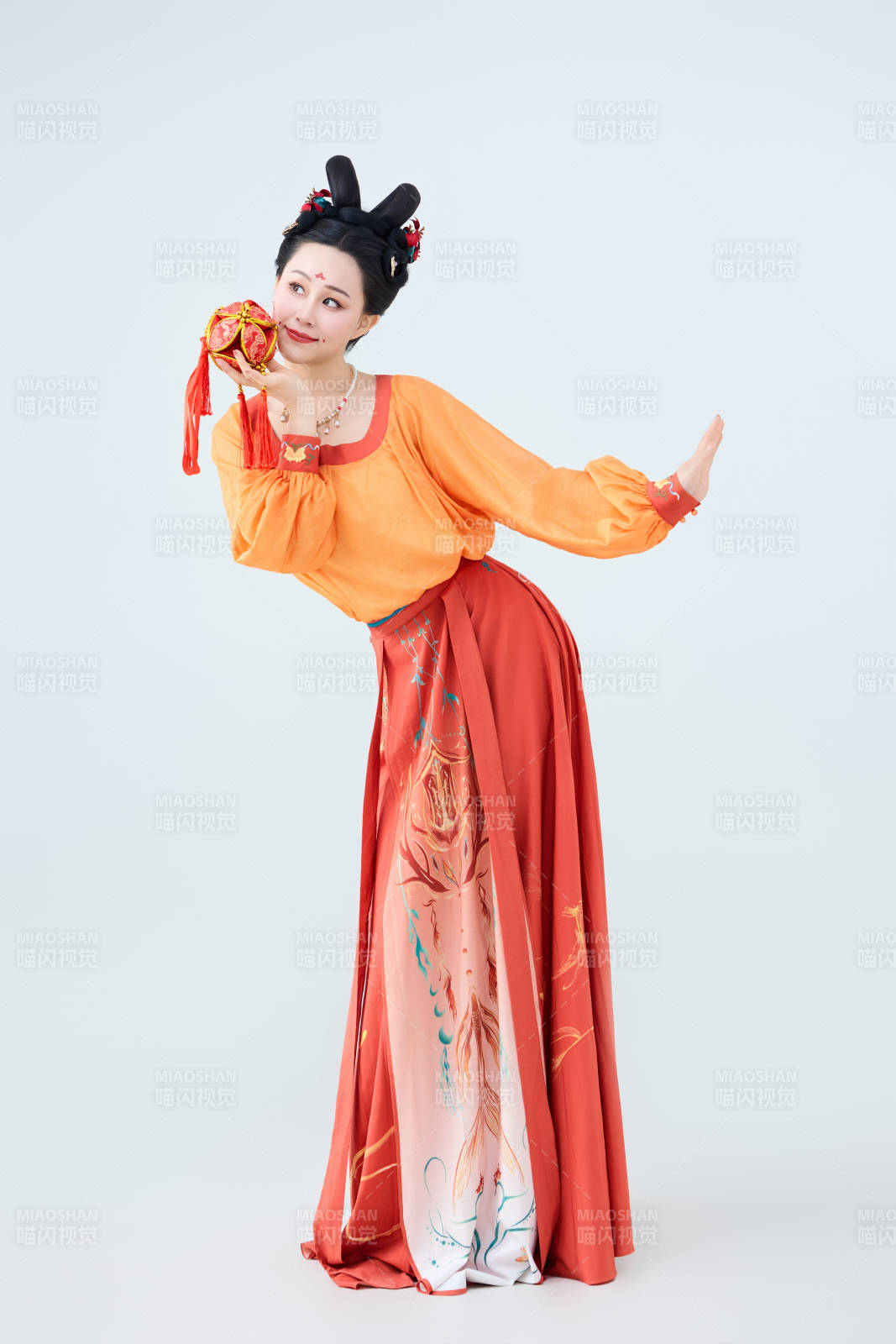 穿着古代唐朝服饰妆造表演古典舞的美丽舞者