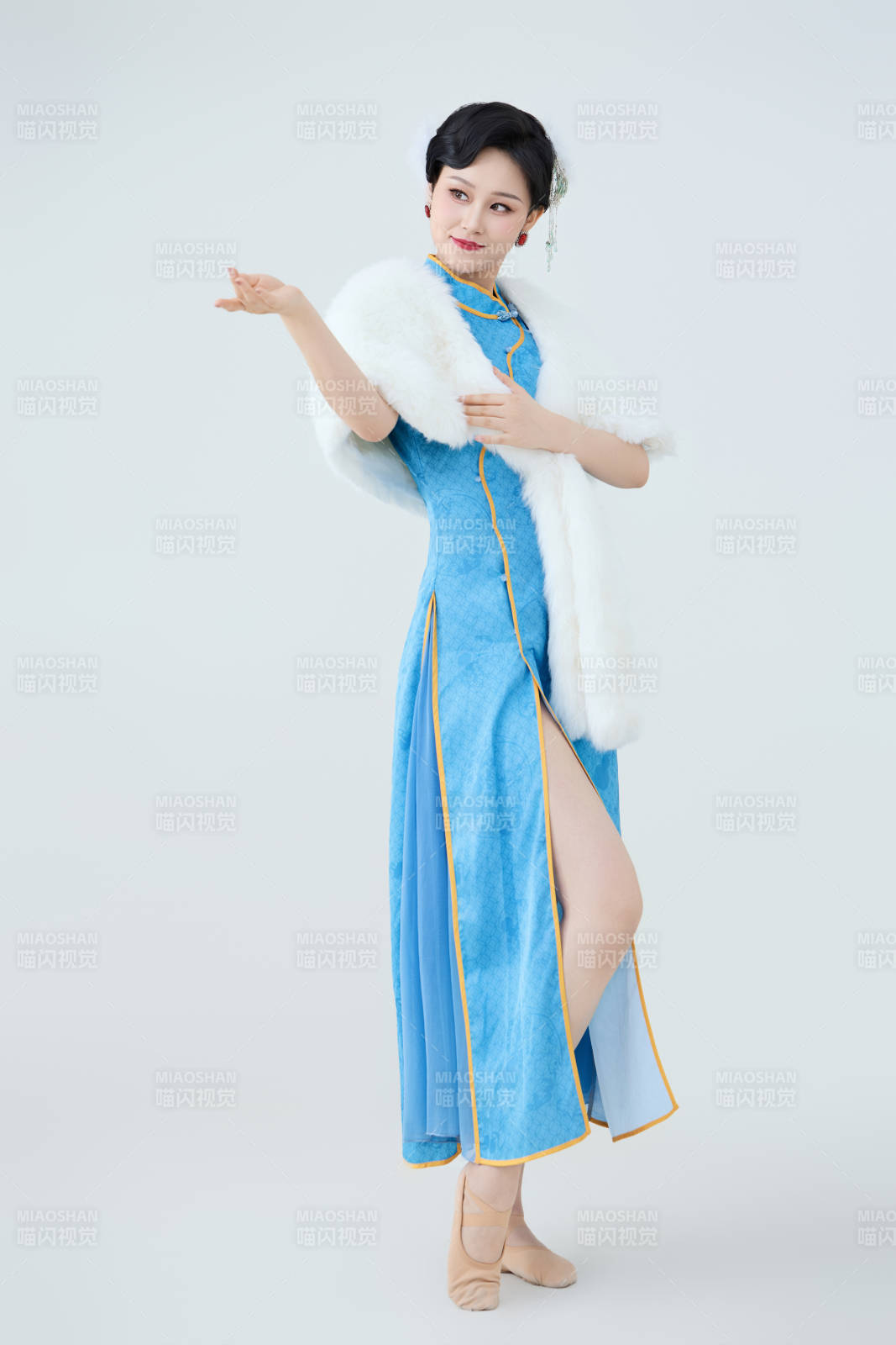 穿着中国中式旗袍表演舞蹈的美丽舞者