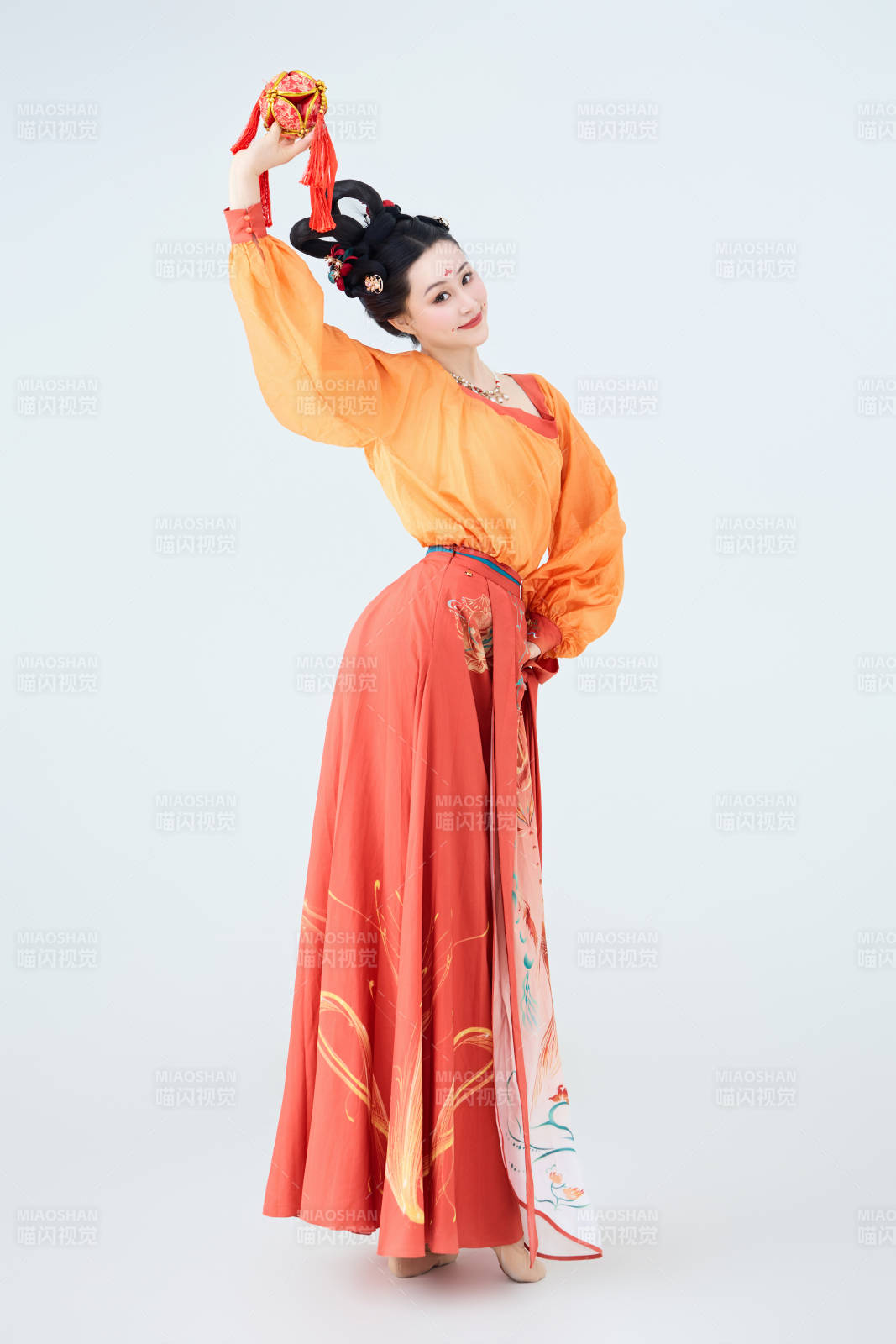 穿着古代唐朝服饰妆造表演古典舞的美丽舞者