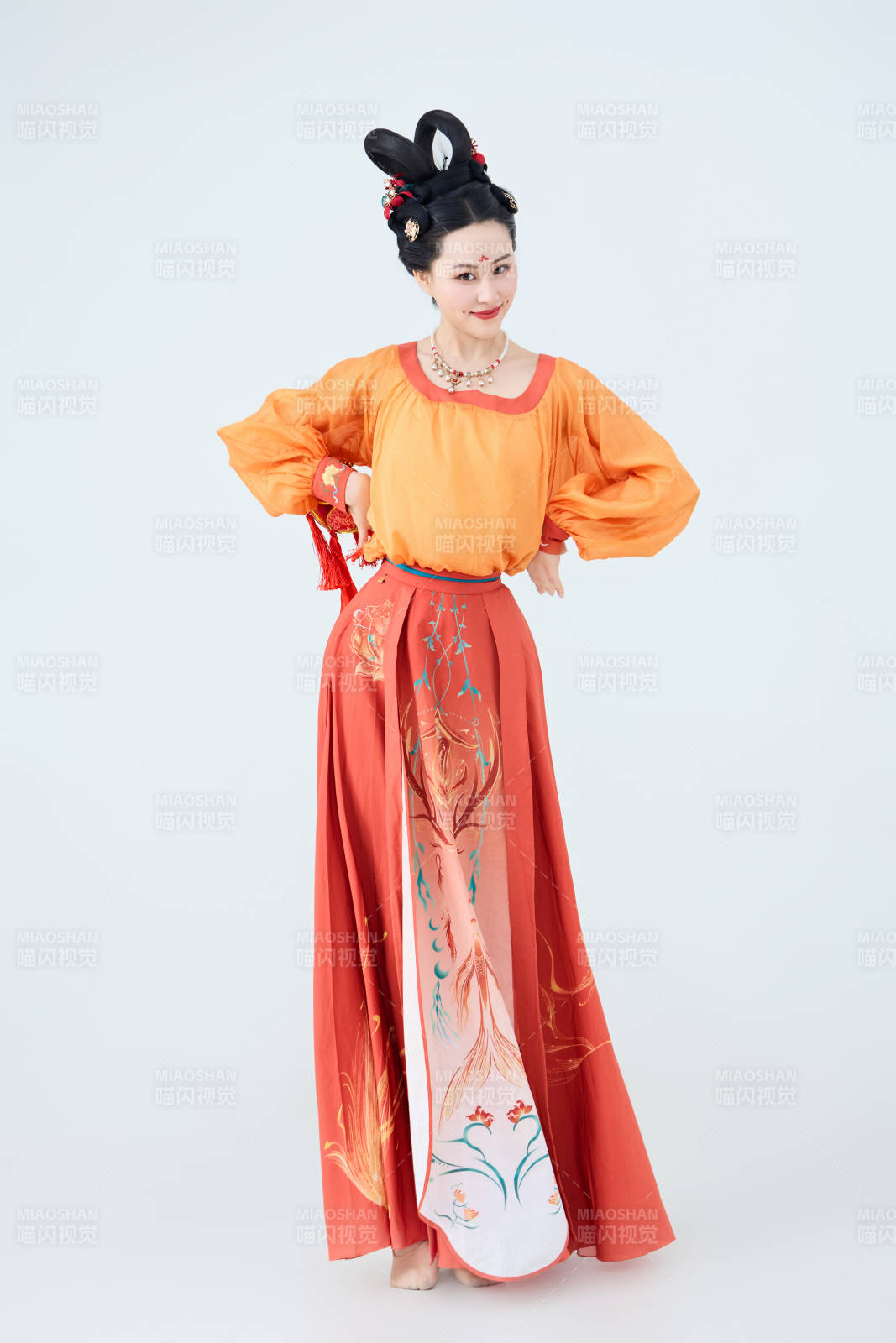 穿著古代唐朝服飾妝造表演古典舞的美麗舞者