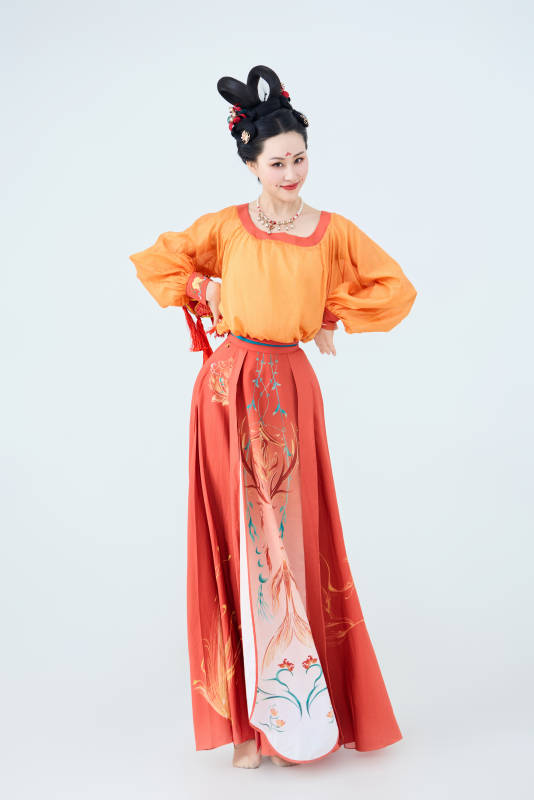 穿着古代唐朝服饰妆造表演古典舞的美丽舞者