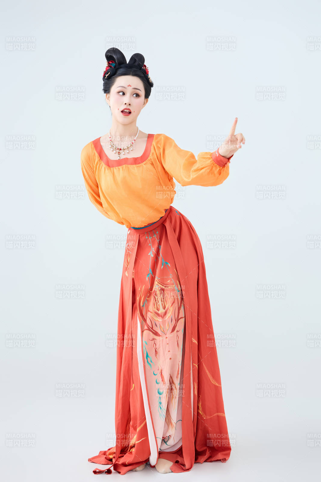 穿着古代唐朝服饰妆造表演古典舞的美丽舞者