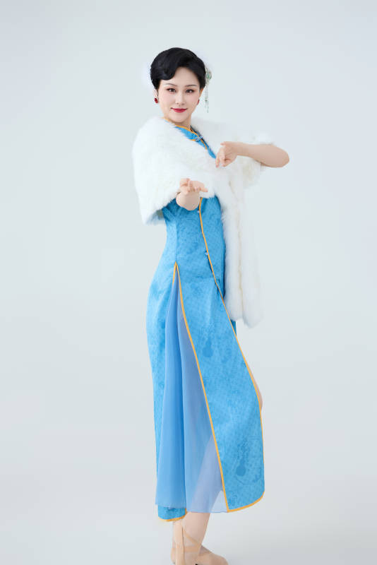 穿着中国中式旗袍表演舞蹈的美丽舞者