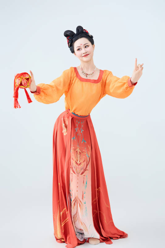 穿着古代唐朝服饰妆造表演古典舞的美丽舞者