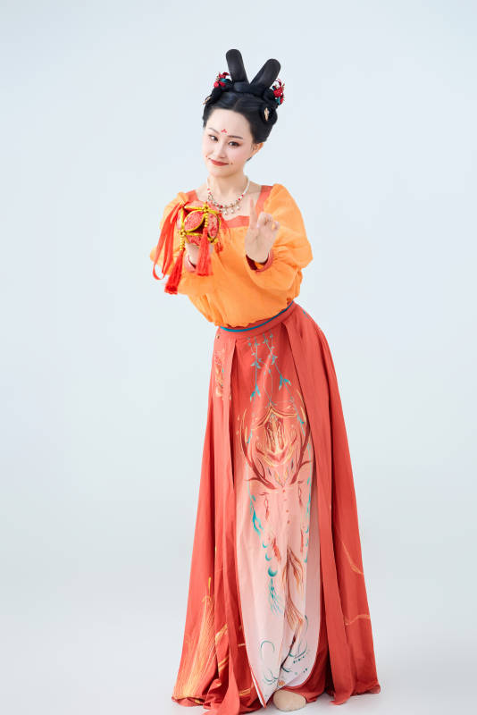 穿着古代唐朝服饰妆造表演古典舞的美丽舞者