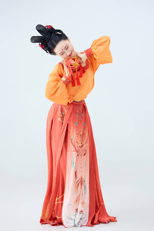 穿着古代唐朝服饰妆造表演古典舞的美丽舞者