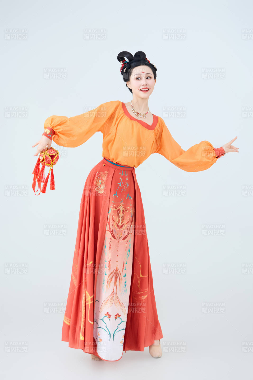 穿着古代唐朝服饰妆造表演古典舞的美丽舞者