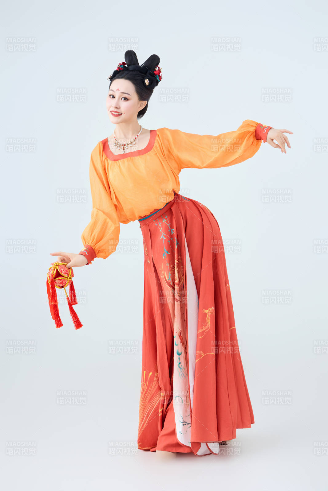 穿着古代唐朝服饰妆造表演古典舞的美丽舞者