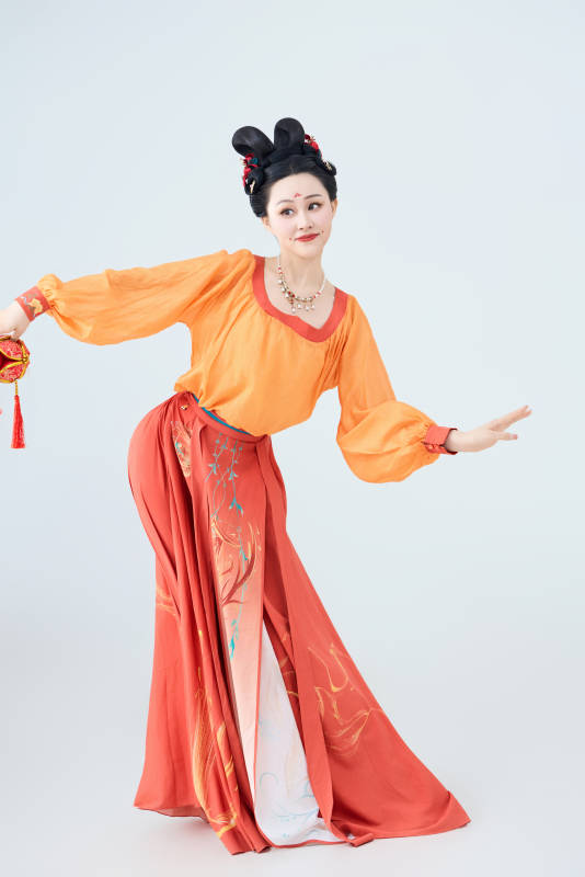 穿着古代唐朝服饰妆造表演古典舞的美丽舞者