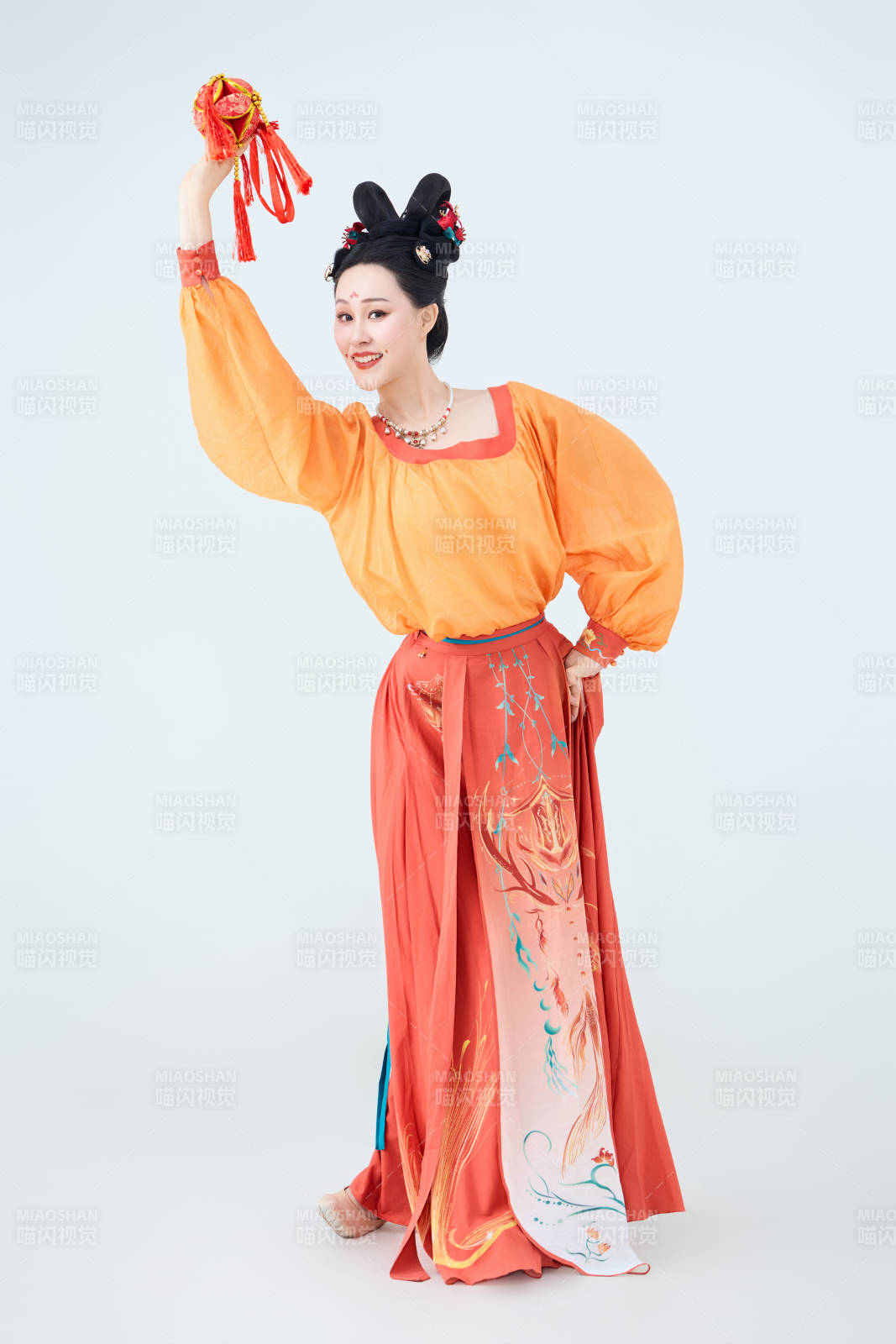 穿著古代唐朝服飾妝造表演古典舞的美麗舞者