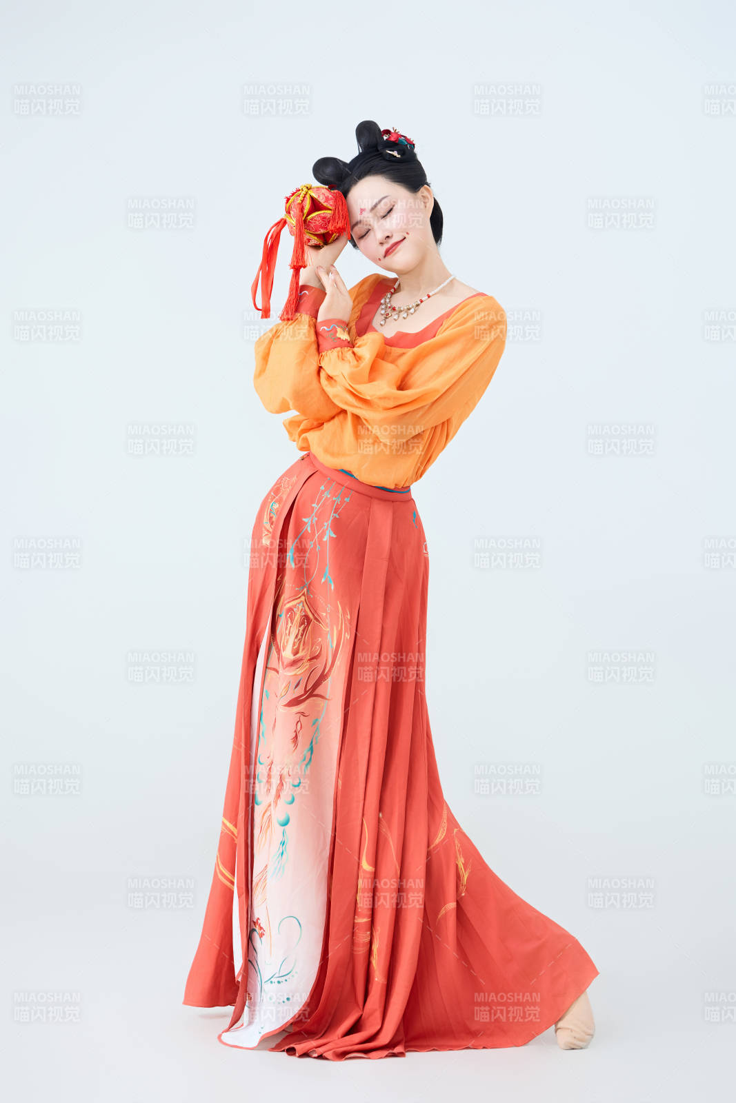 穿着古代唐朝服饰妆造表演古典舞的美丽舞者