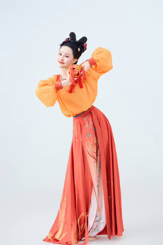 穿着古代唐朝服饰妆造表演古典舞的美丽舞者