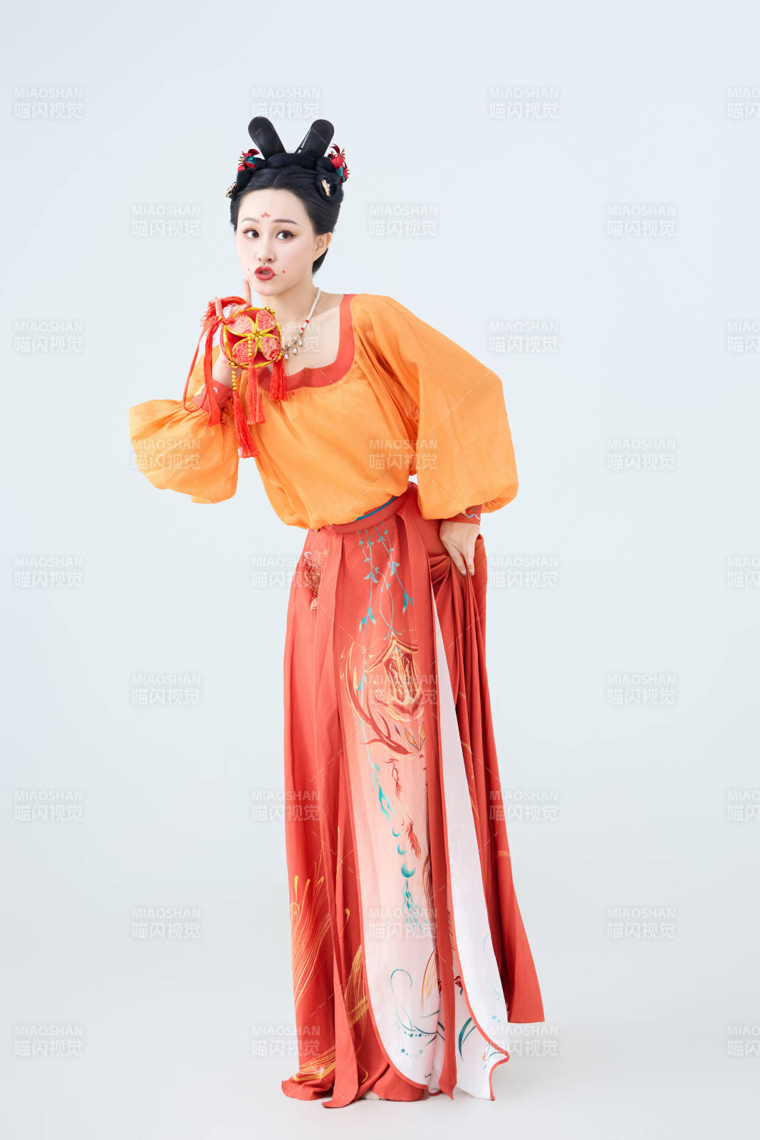 穿著古代唐朝服飾妝造表演古典舞的美麗舞者