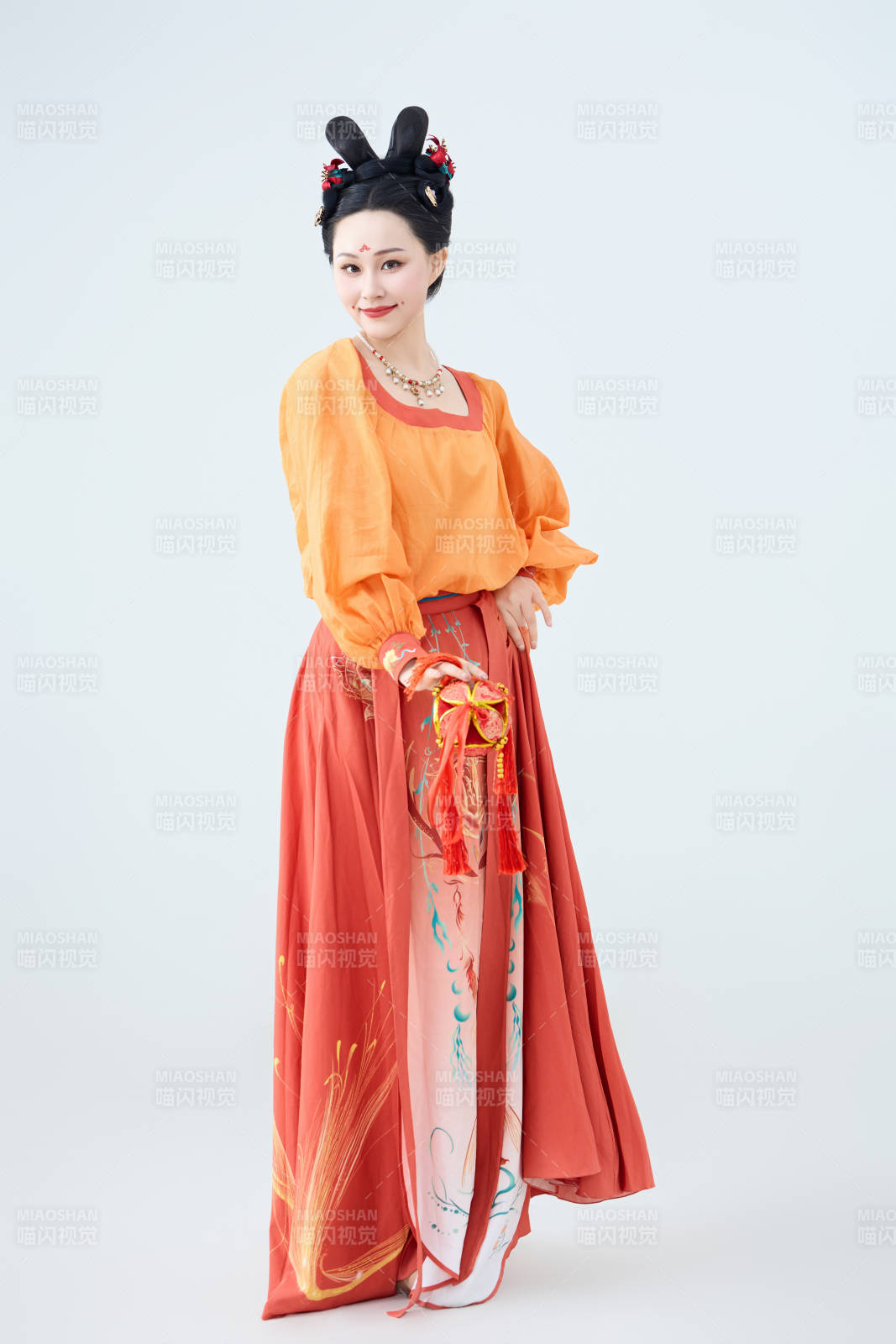 穿着古代唐朝服饰妆造表演古典舞的美丽舞者