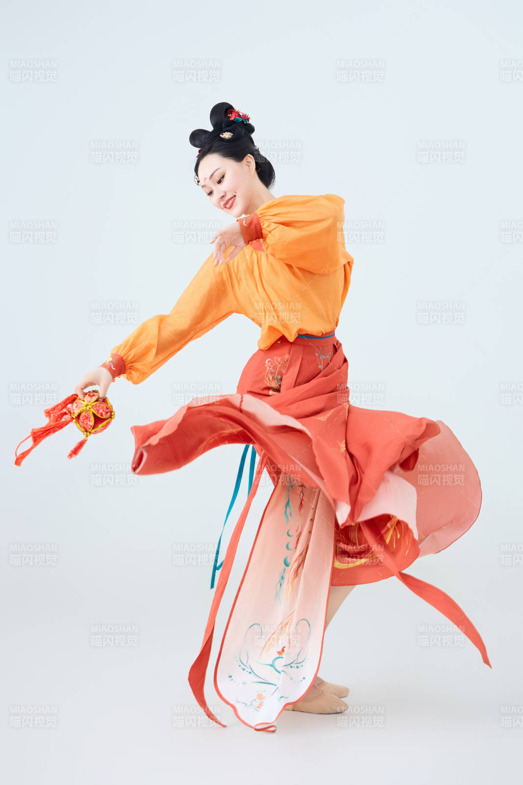 穿着古代唐朝服饰妆造表演古典舞的美丽舞者