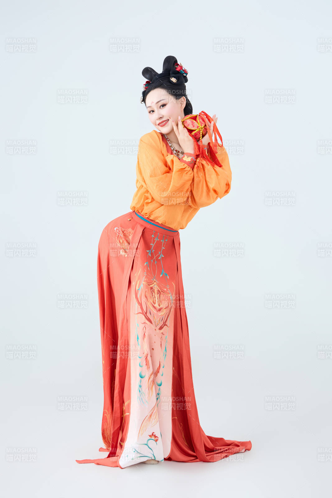 穿著古代唐朝服飾妝造表演古典舞的美麗舞者