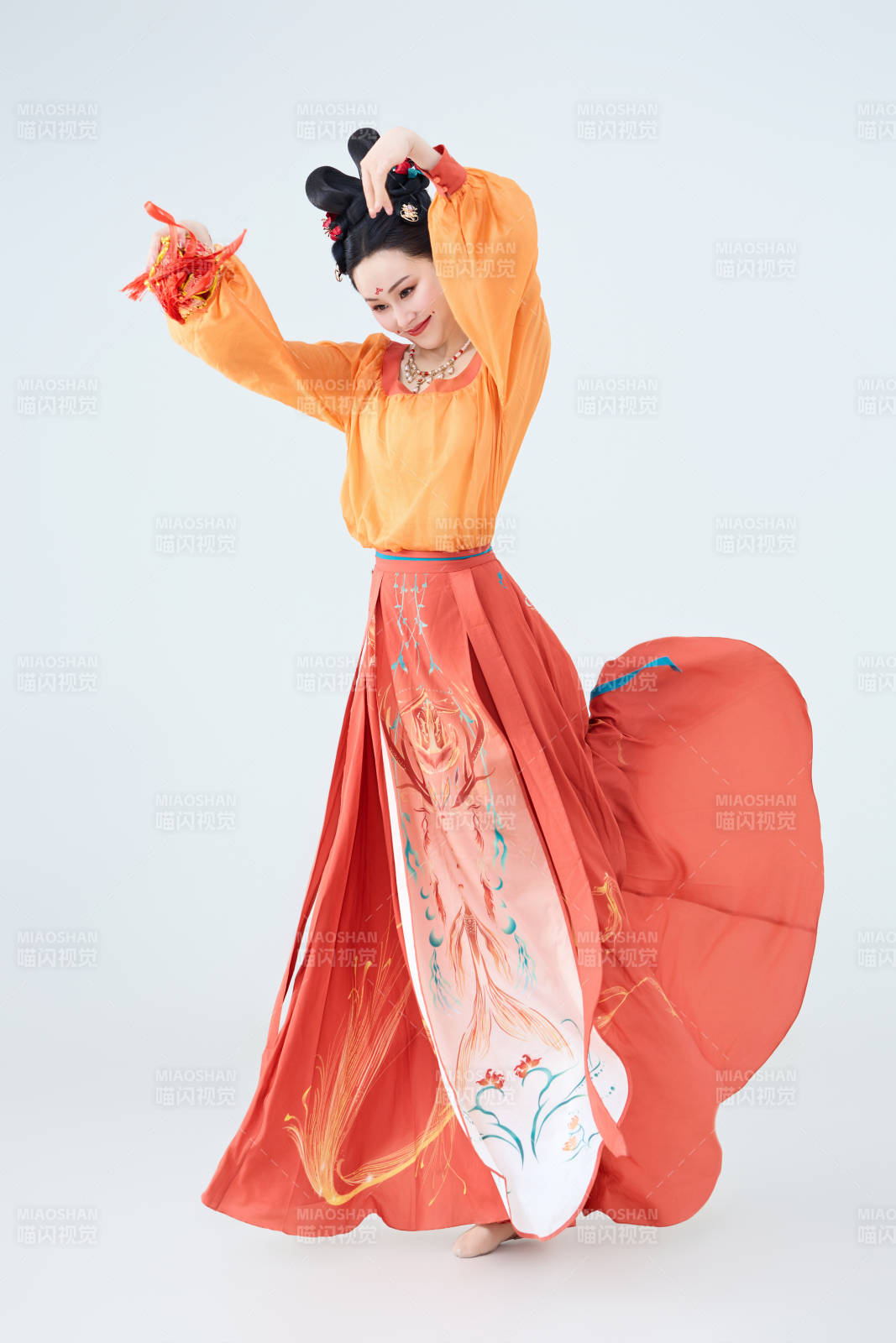 穿著古代唐朝服飾妝造表演古典舞的美麗舞者