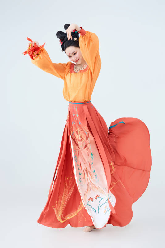 穿着古代唐朝服饰妆造表演古典舞的美丽舞者