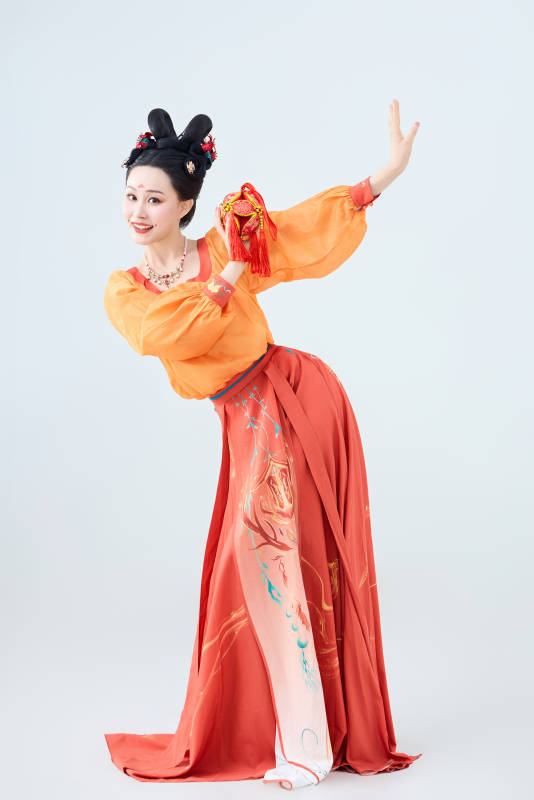 穿著古代唐朝服飾妝造表演古典舞的美麗舞者