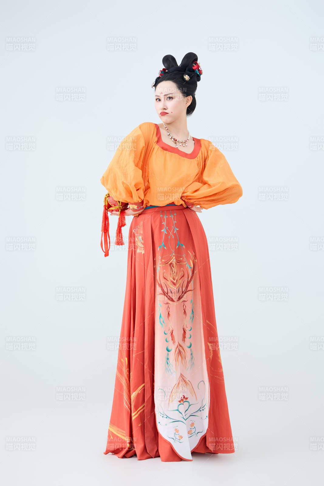 穿着古代唐朝服饰妆造表演古典舞的美丽舞者