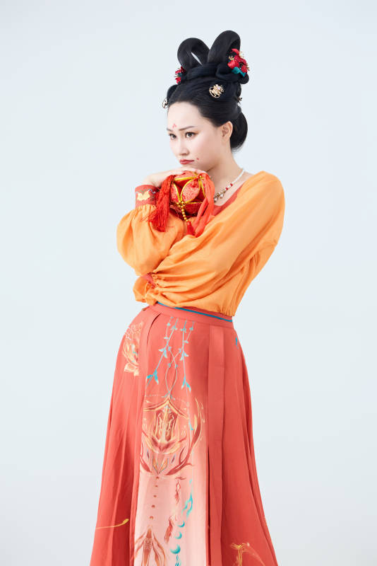 穿著古代唐朝服飾妝造表演古典舞的美麗舞者