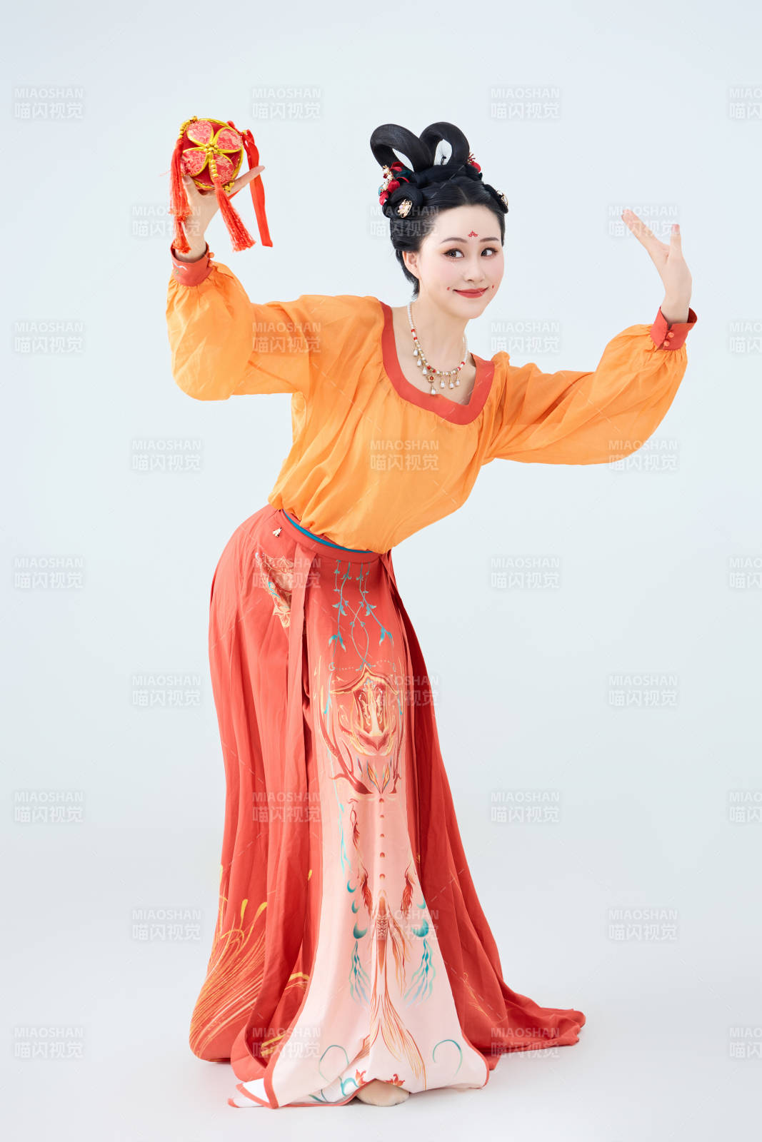 穿着古代唐朝服饰妆造表演古典舞的美丽舞者