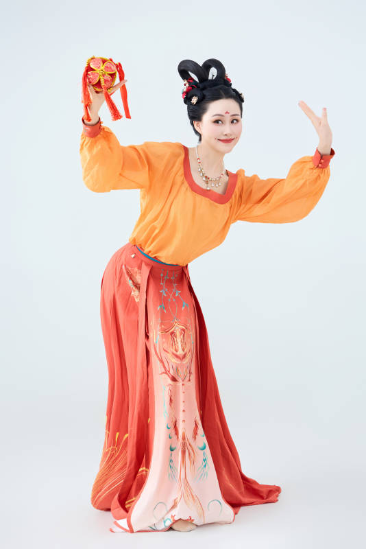 穿着古代唐朝服饰妆造表演古典舞的美丽舞者