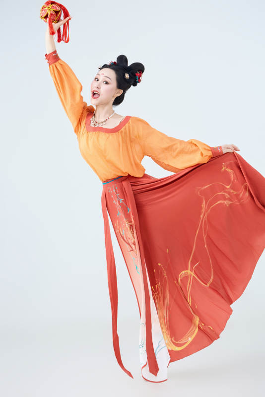 穿着古代唐朝服饰妆造表演古典舞的美丽舞者