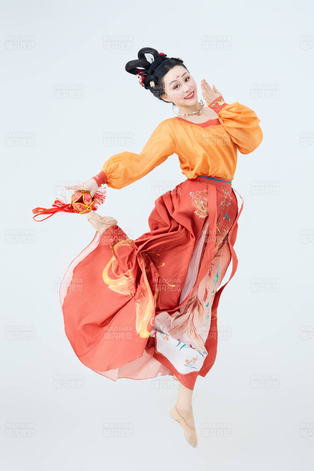 穿着古代唐朝服饰妆造表演古典舞的美丽舞者