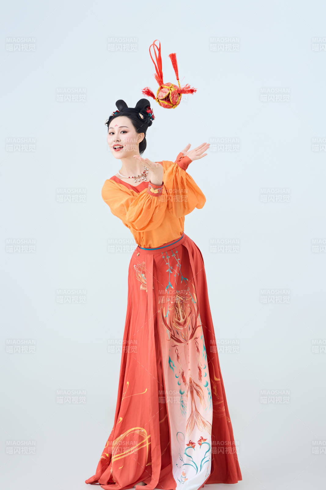 穿着古代唐朝服饰妆造表演古典舞的美丽舞者