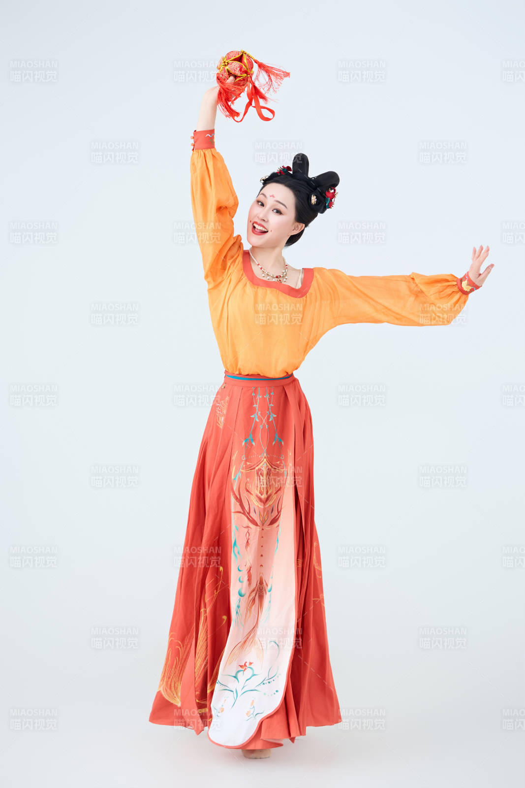 穿着古代唐朝服饰妆造表演古典舞的美丽舞者