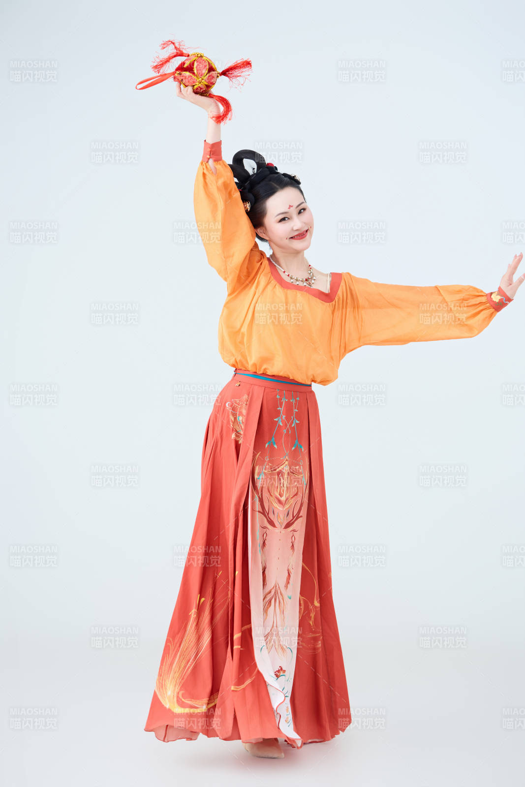 穿着古代唐朝服饰妆造表演古典舞的美丽舞者