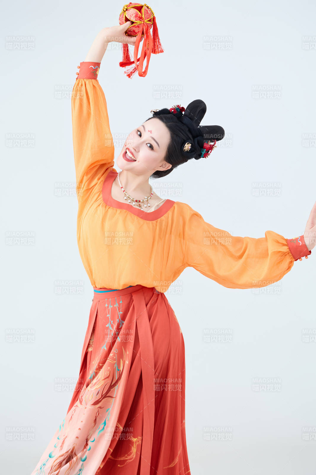 穿着古代唐朝服饰妆造表演古典舞的美丽舞者