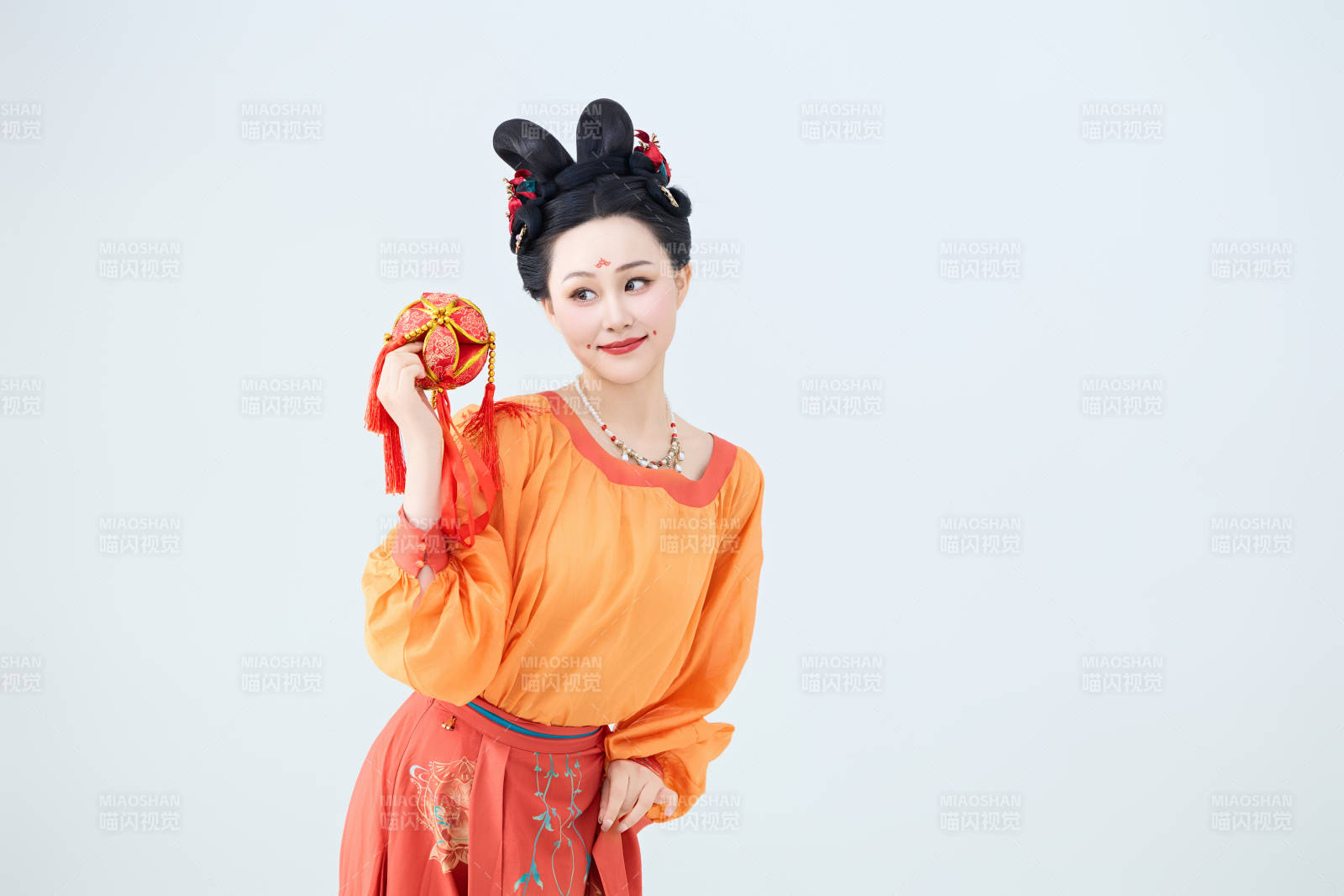 穿着古代唐朝服饰妆造表演古典舞的美丽舞者