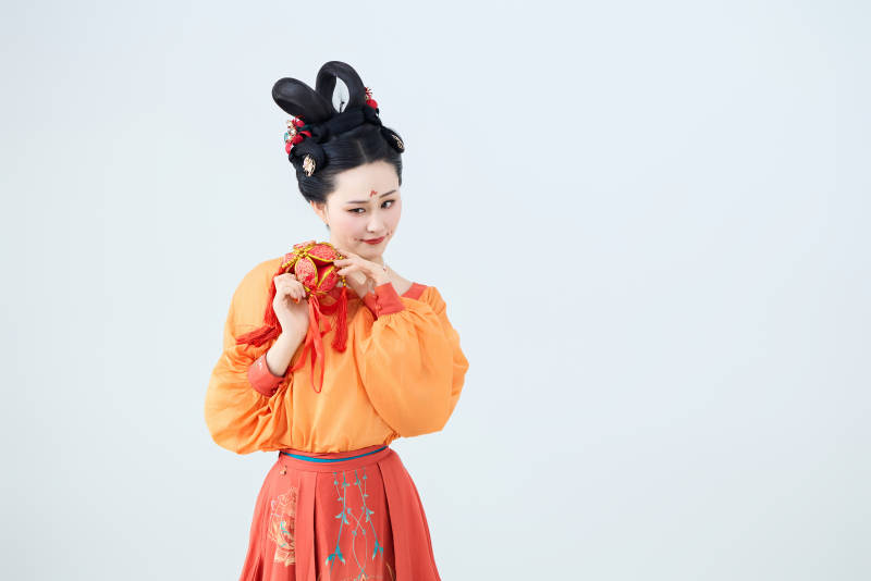 穿著古代唐朝服飾妝造表演古典舞的美麗舞者