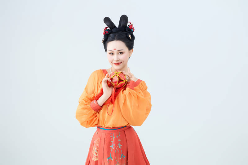 穿着古代唐朝服饰妆造表演古典舞的美丽舞者