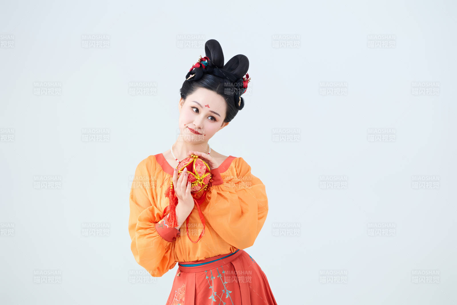 穿着古代唐朝服饰妆造表演古典舞的美丽舞者