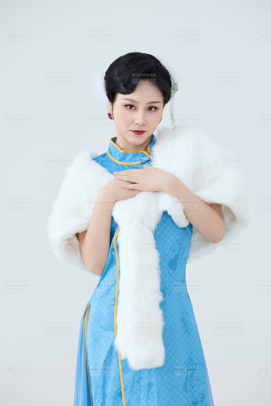 穿着中国中式旗袍表演舞蹈的美丽舞者